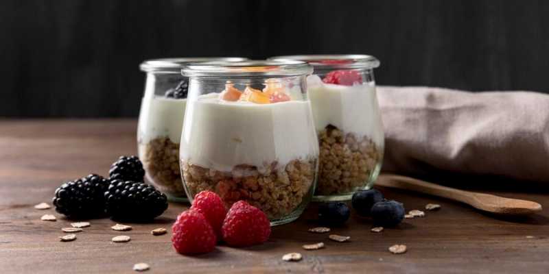 yogurt - makanan pelancar menstruasi haid - Freepik